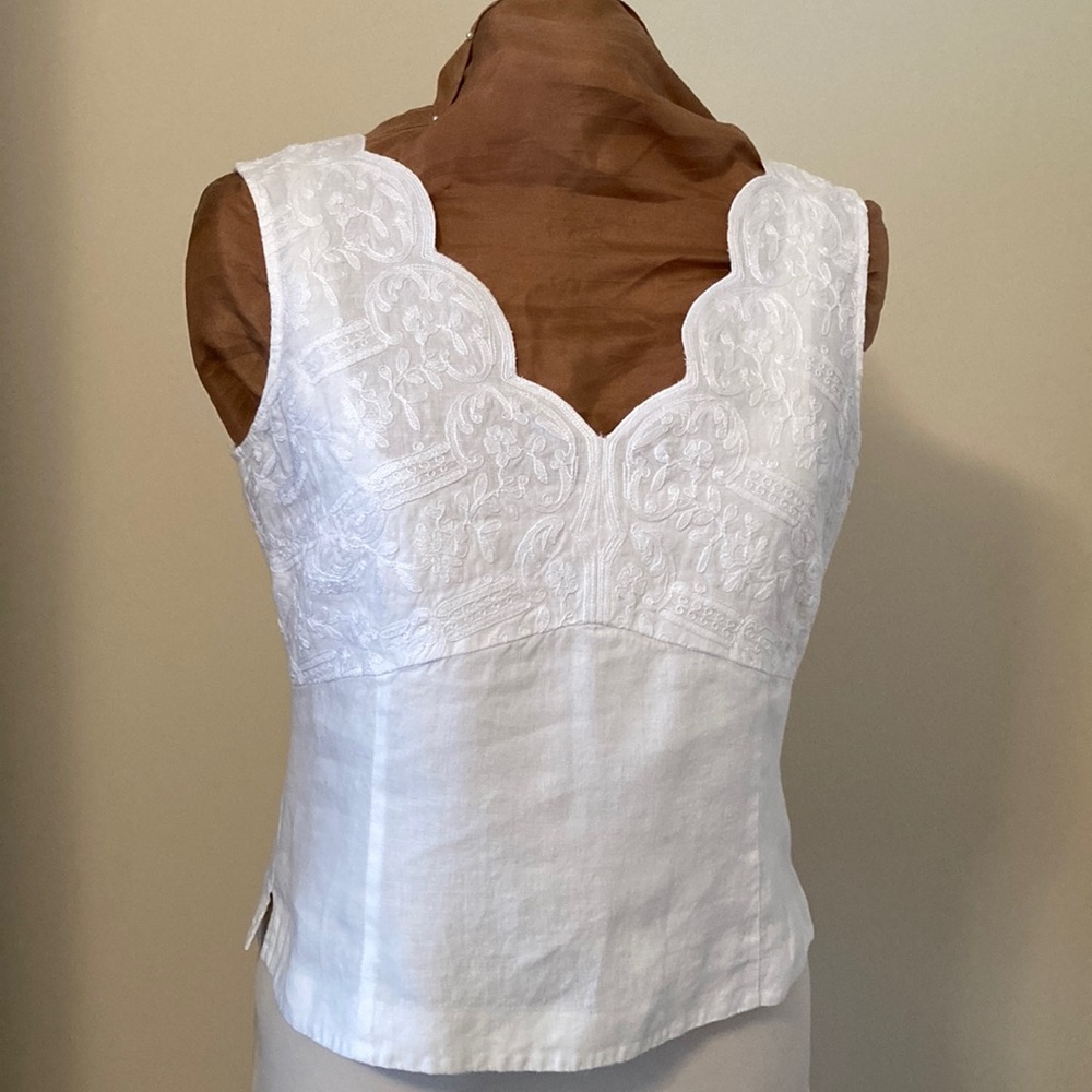 Chic White Embroidered Sleeveless Blouse